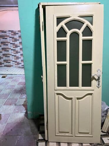 ev qaplsl: Ağ rəngdə, şüşəli daxili otaq qapısı. Qapının yuxarı hissəsində — 1