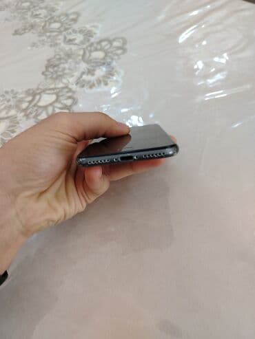 iphone 8 puls: IPhone 8, Qara, Barmaq izi — 5