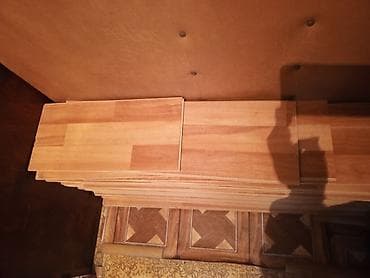 Məhsul: Laminat döşəmə panelləri - Rəng/naxış: Açıq-qəhvəyi, taxta