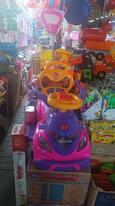 Uşaqlar üçün hazırlanmış bu itələmə maşını parlaq rəngləri və müxtəlif