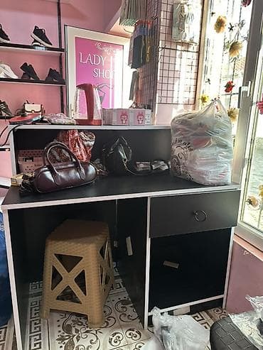 taxta ceken: Mağaza üçün kassir/idarəetmə masası - Rəng: qara (ağ kənar haşiyələr) — 1