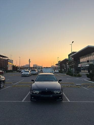 BMW 5 Series (E39) sedan – qara rəngli, klassik və zərif görünüşlü — 1