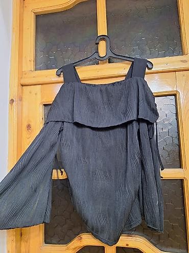 Qadın bluzası – qara rəng, fakturalı parçadan. - Model: çiyindən açıq — 2