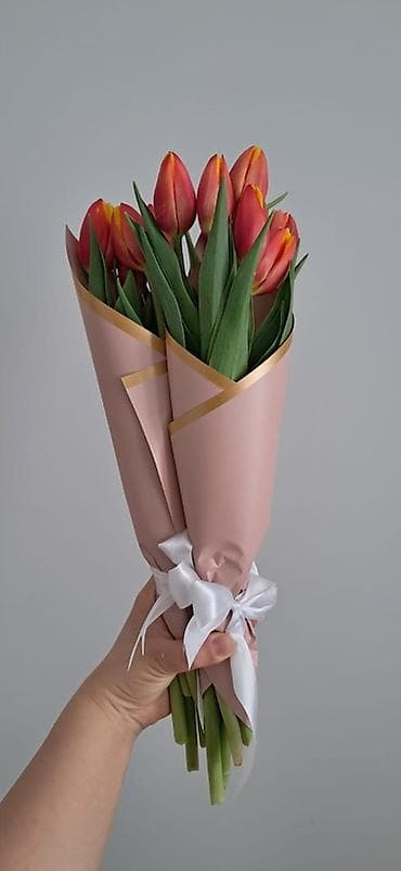 ad gunu ucun gul sekilleri: Məhsul: Tülpan buketi Təsvir: - Rəng: al-qırmızı çalarlarla sarı uclu — 2