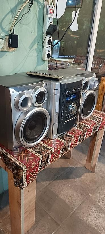 mac mini: LG mini hi-fi audio sistemi – iki akustik kolon və mərkəzi blokdan — 5