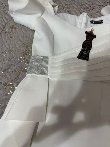 kişilər üçün saç boyası: Ağ rəngli, qısa qollu, dizə qədər zərif qadın donu. Donun qolları qısa — 3