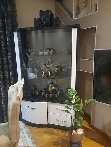 gaming masa: Yemək otağı dəsti - Vitrin: Qara-ağ rənglərdə, şüşə önlü vitrin — 1