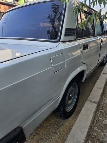 ваза стеклянная прозрачная высокая без узора: Model: VAZ 2107 (klassik sedan) Kuzov: ağ rəng, 4 qapı Ön hissə: xrom — 3