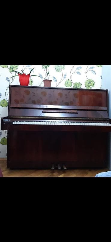 piyaninolar: Upright piano – klassik, tünd qəhvəyi taxta korpuslu model. Məhsul — 1