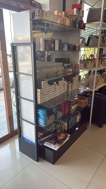 Avtoservis avadanlıqları: Magaza ucun vitrinler hundurluk 1.50 en 090 sm. Divar vitrinleri ise — 5