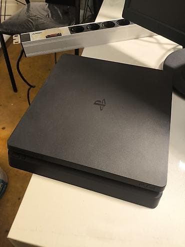 PlayStation 4 (PS4) Slim – 500GB - Saxlama həcmi: 500GB - Komplekt: 4 — 1