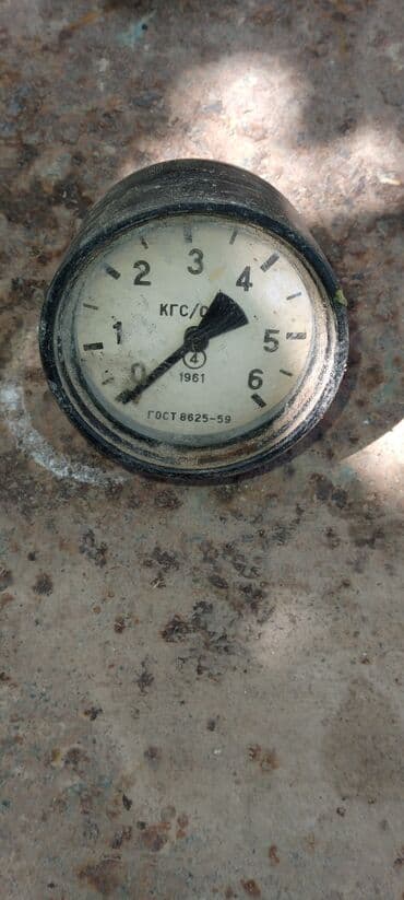 İnverterlər: Dairəvi metal korpuslu, ağ siferblatlı təzyiq ölçən. Siferblatda 0-dan — 3