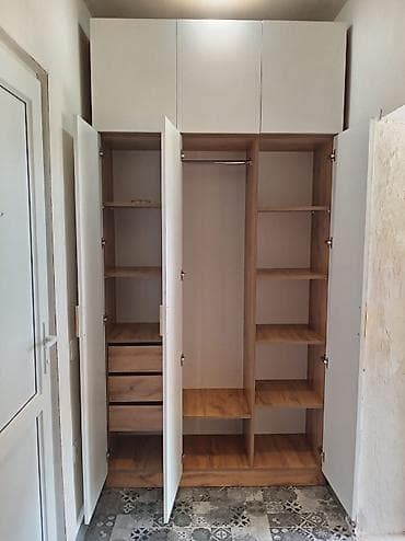 hascevher tava: Ağ rəngli qapılara sahib, tavanayadək dizayn edilmiş quraşdırma — 2