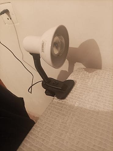 stol uzleri: Sancaqlı masa lampası - Rəng: ağ/plastik başlıq, qara korpus - — 2