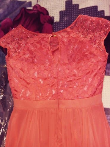 Dəstlər, kostyumlar: Nar ciceyi rengde qadin ziyafet paltari. 1 defe nisanda geyinilib. 38 — 3