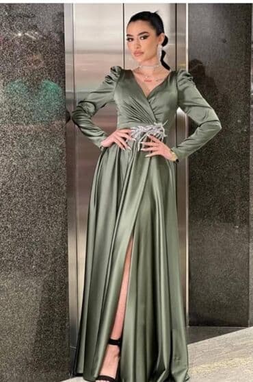 38/40/42/44ölcüləri var.Qiyməti 50azn.Materyalı cox kefiyyətlidi.Bütün