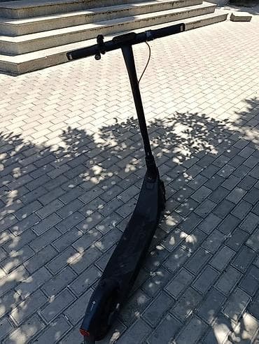 electro gitara: Ninebot elektrik skuter. Qara rəngli, minimal və müasir dizayna malik — 1