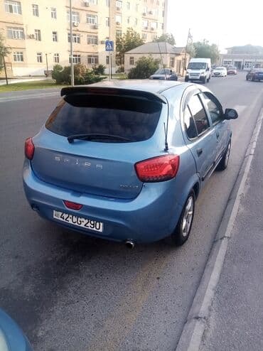 şlanqların satışı: Mavi rəngdə Saipa Tiba avtomobili. Avtomobilin arxa hissəsində "Saipa" — 7