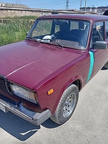 satliq traktorlar: VAZ 2107, tünd bordo rəngdə sedan. Klassik “Jiguli” dizaynı ilə şəhər — 1