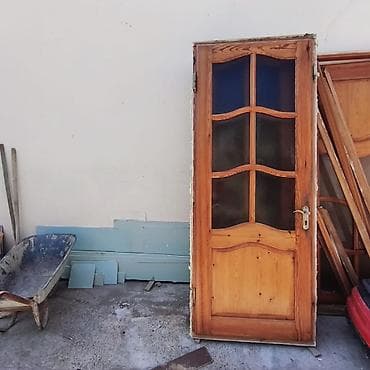 qapi taxda: Otaq qapisi 3 ədəddir. (Sola açılır)Uzunlugu 2.15 sm eni 88 sm.Yeni — 1