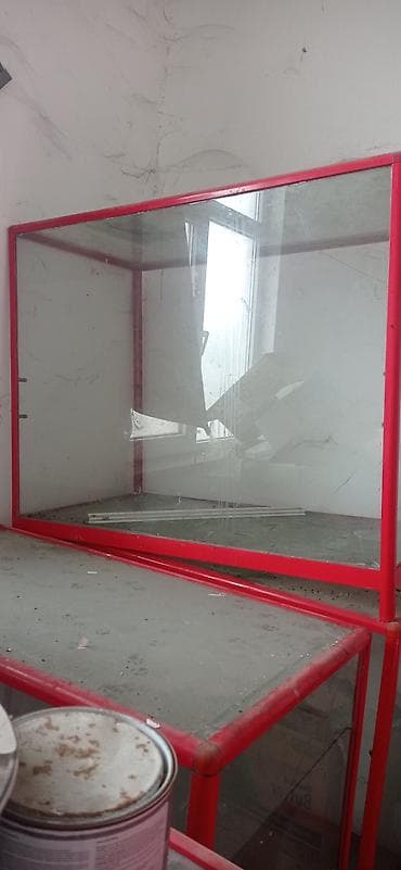 Şüşə vitrin – qırmızı metal karkaslı - Material: dörd tərəfi şəffaf — 2