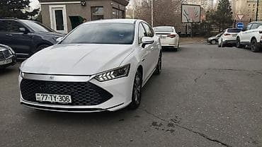 BYD Qin Plus DM-i sedan - Kuzov: ağ rəngli 4 qapılı sedan — 2