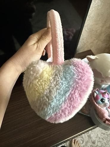 Üst geyimləri: Uşaq üçün tüklü qulaqcıq (earmuff)

- Monsoondan alınıb — 3