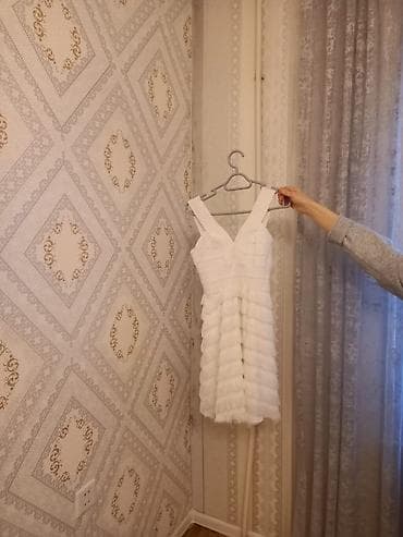 Ağ rəngli qadın paltarı - Stil: qolsuz, dərin V-yaka, ətəyi pilləli