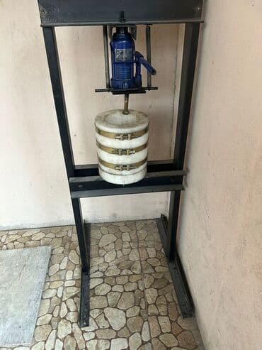 Döşəmə: Metal konstruksiyalı hidravlik press. Qara rəngli möhkəm metal — 1