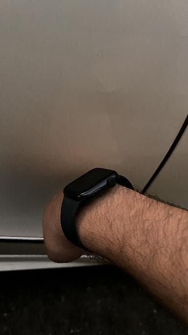 apple display: Apple Watch (Series 6/7 xətti ilə oxşar dizayn) – qara alüminium — 2