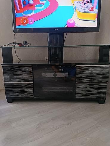 plastic qapi: TV stendi və media konsol - Üst hissədə qalın, möhkəm şüşə rəf – TV — 1