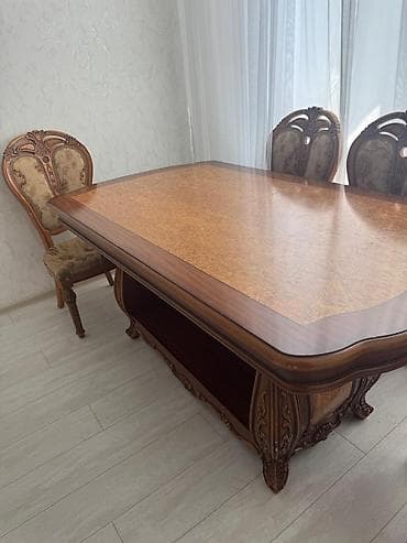 Klassik üslubda böyük yemək masası və uyğun stullar dəsti. 4 stulu var lalafo.az -da Klassik üslubda böyük yemək masası və uyğun stullar dəsti. 4 stulu var
