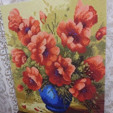 Süni güllər: Muncuqla yığılma şəkil əl işidir . Hazır asila bilər divardan . Ölçü — 2