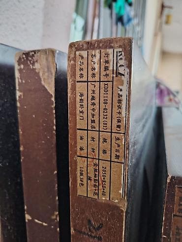 Çərçivələri ilə birgə 7 ədəd otaq qapısıdır. 1 ədədi cüt şüşəli və iki — 7
