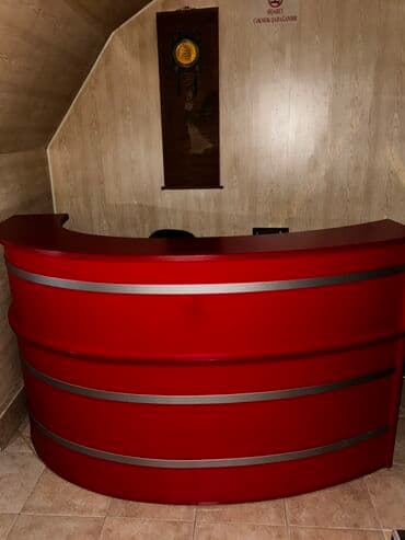 Qırmızı rəngdə resepsiyon/qarşılama stolu - Dizayn: Yarı dairəvi ön