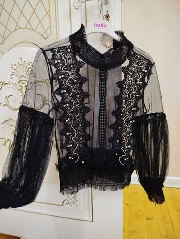 замшевые женские ботинки: Yüksək boyunlu, uzun qollu qara rəngli qadın bluzası. Yüngül şəffaf — 2