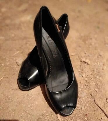 Ayaqqabilar her çesidde.istiyen olsa yazsin qiymetlerini yazim