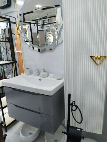 hamam ucun guzgu: Banyoya quraşdırılan, boz rəngli iki siyirtməli asma rəf dəsti. Dəstə — 1