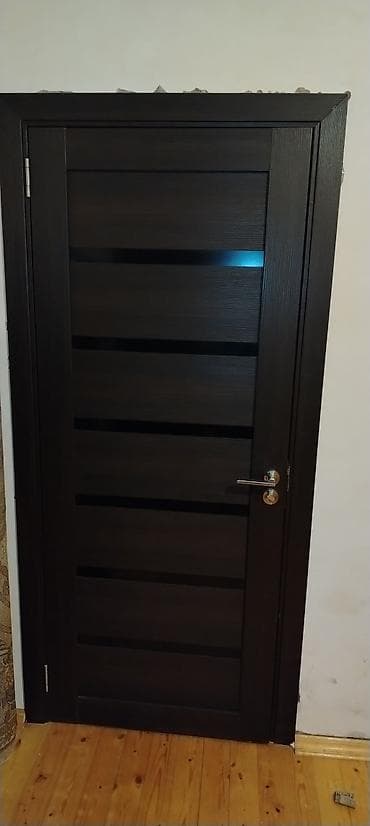 İç qapı – tünd qəhvəyi, horizontal lamelli dizayn - Material: taxta