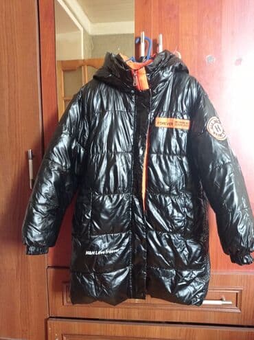 qalin jaketler: Qara rəngli, parlaq parçadan hazırlanmış puffer jaket. Jaket qabarıq — 1