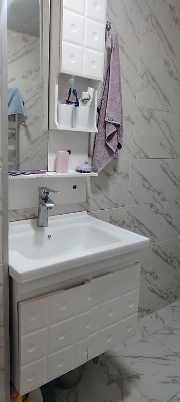 Мебель: Satılır: Daxili interyer dəsti (dəhliz və qonaq otağı üçün) Tərkibi — 10