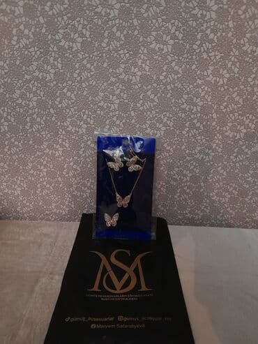 Zərgərlik əşyaları: Dəstə daxildir: Boyunbağı, Ağ qızıl — 2