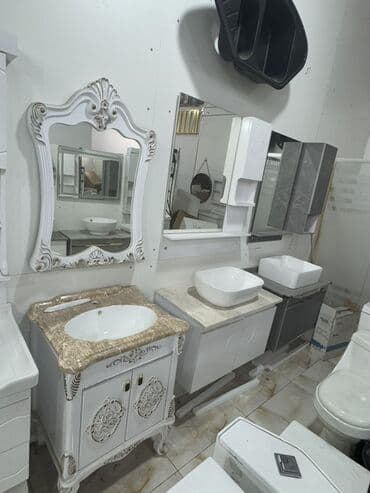 Ağ rəngdə, qəhvəyi mərmər görünüşlü üstü olan hamam dolabı. Dolabın ön