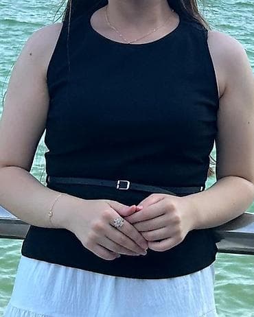 Qadınlar üçün qolsuz qara top - Klassik dairəvi yaxalı dizayn - Düz