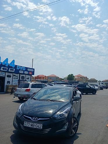 Hyundai Elantra: 1.8 l | 2015 il Sedan — 1