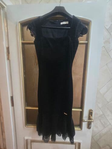 Qadın ayaqqabıları: Qadın paltarı – qara rəngdə, klassik və zərif model. - Parça: məxmər — 1