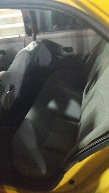 çirkab su maşını: Peugeot 405 (İran istehsalı – Samand/IKCO bazalı sedan) – sarı rəngdə — 7