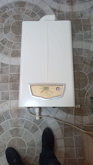 Divar tipli qaz kombisi - Kompakt, ağ korpuslu model – mətbəx və ya