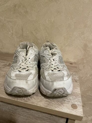 kişilər ucun qacış krossovkaları: • Brend: New Balance (ikili “N” loqolu) • Model tipi — 3