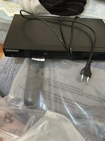 İki cihazdan ibarət dəst 1) Samsung DVD pleyer - Ön yükləməli disk
